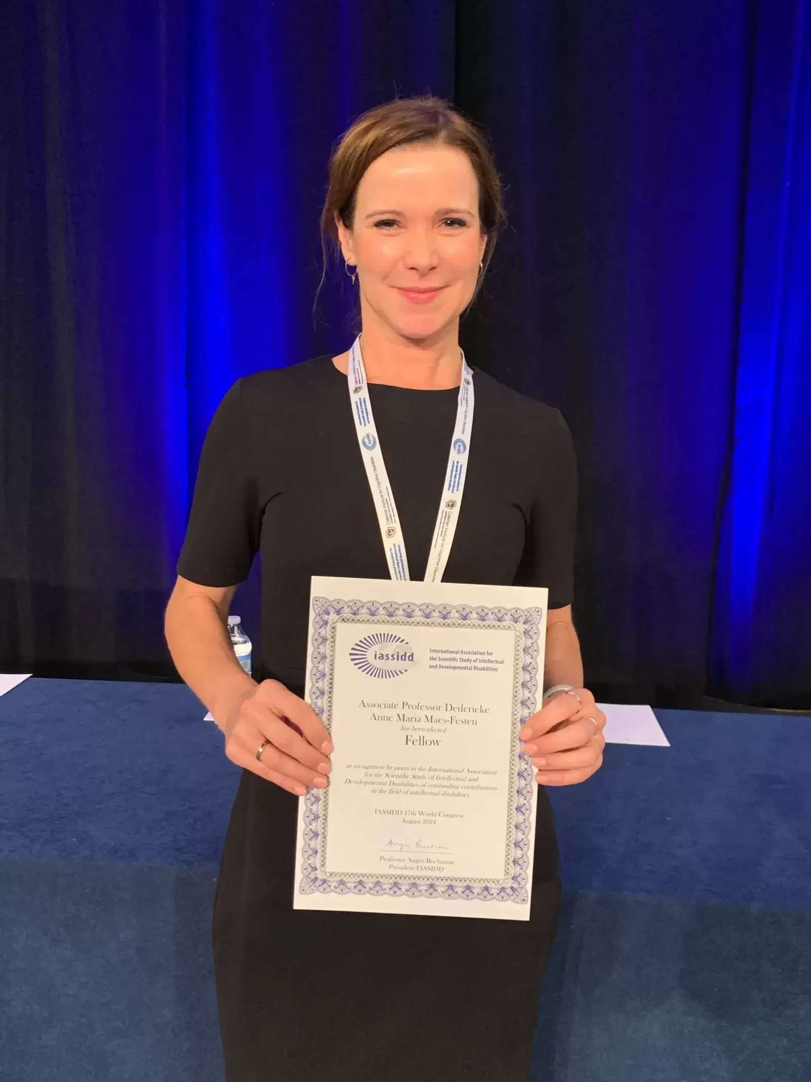 Dederieke Festen ontvangt Fellowship Award op het IASSIDD in Chicago
